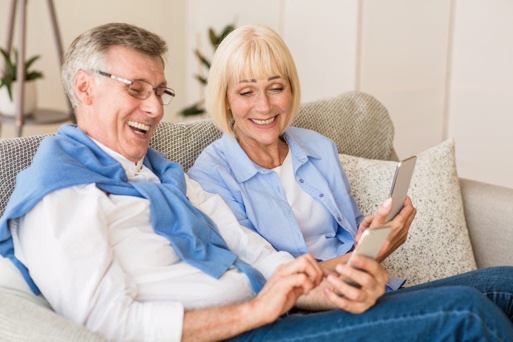 WebBabyShower -  grandparents watching photo of grandchildren